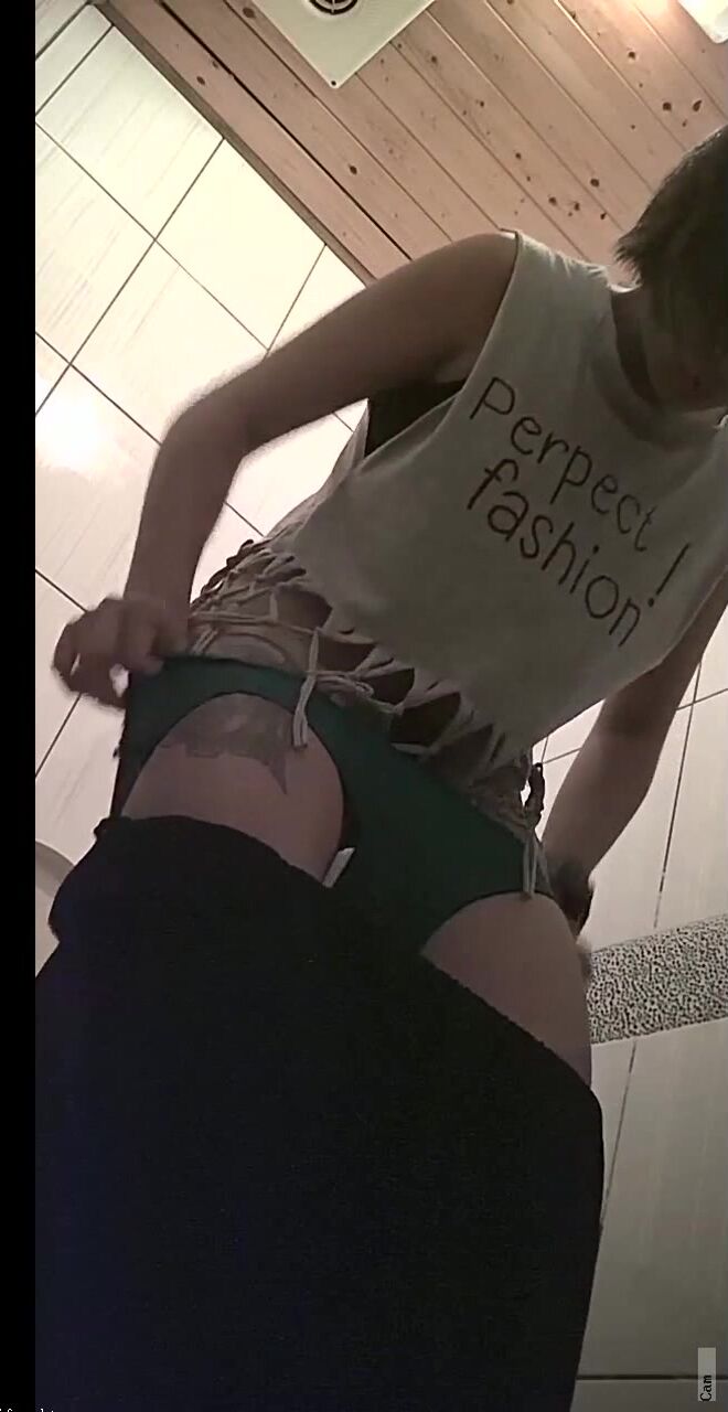 时尚平面模特入镜 身材腿型都很棒 美女上完厕所起身擦逼逼的样子很性感 附生活照 高清720P版 (1)