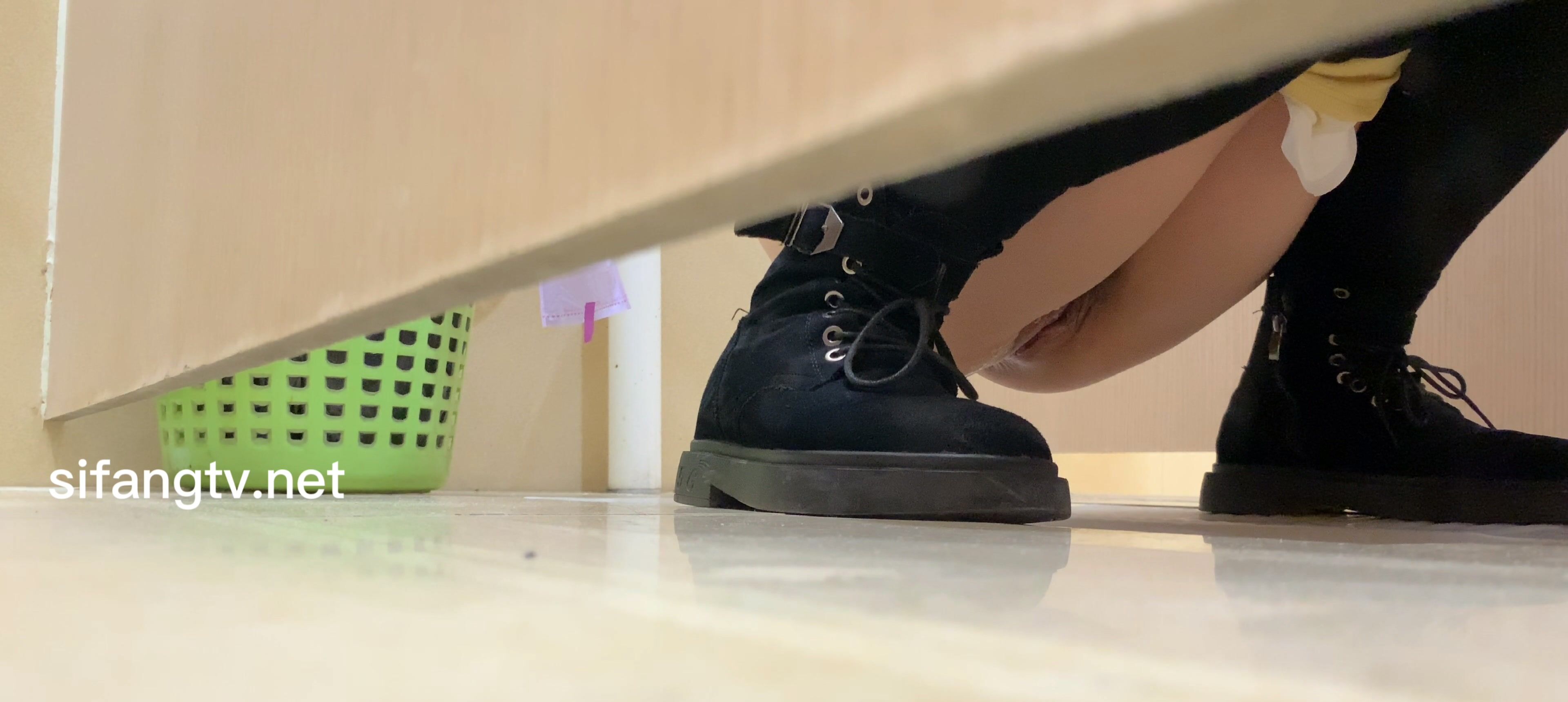 极品厕拍 可爱的两个小辫子妹妹 屄毛整齐干干净净的洞呲出-3