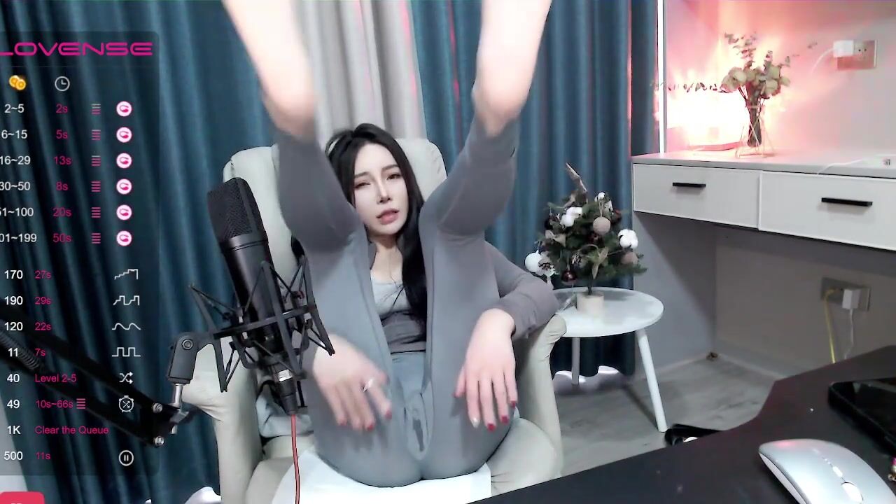 Stripchat站，网红女神【sm_Yingzi】隔紧身裤自摸流水，脱光光假屌抽插