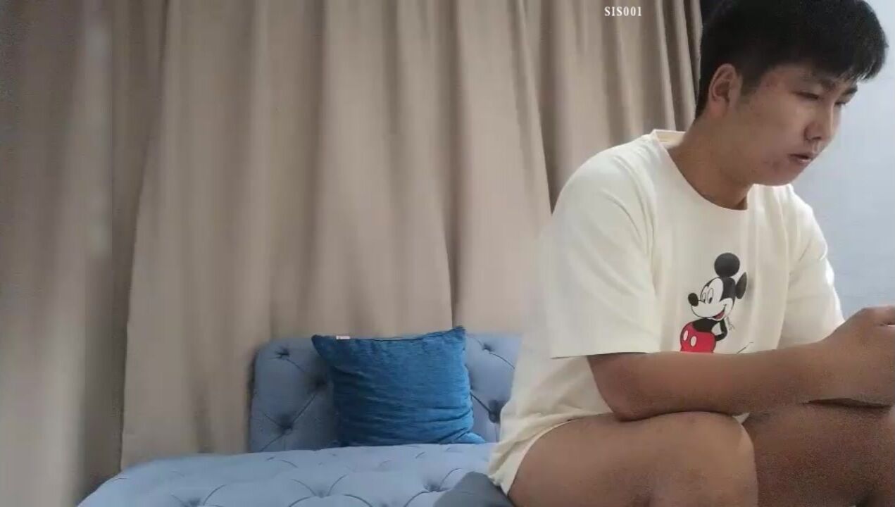 漂亮小美女长T恤感觉没穿裤子一样 白白嫩嫩大长腿极品撩人，坐在身上扭动挑逗，啪啪尽情揉捏甜美娇喘猛力插