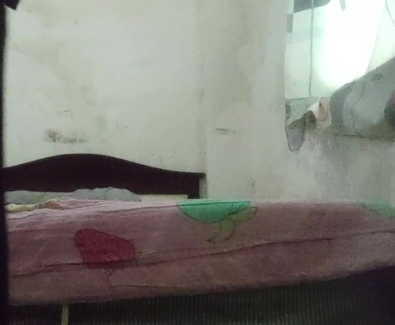 搭讪城中村20来岁的极品年轻站街女 上楼直接脱裤子服务 口硬就开干爽上头直接射 超回味的快餐